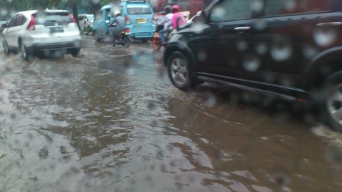 car in flood jakarta, flood in jakarta, heavy rain in jakarta