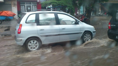 flood in jakarta, car in heavy rain in jakarta