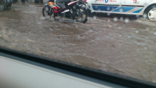 motorbike in flood in jakarta, flood in jakarta, heavy rain in jakarta