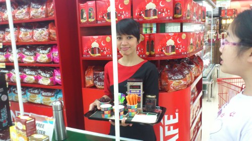 Jakarta street fashion, street fashion, coffee sales girl in red uniform