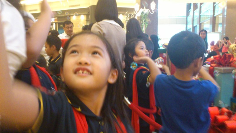 girl chasing bubbles in Pacific Place Jakarta