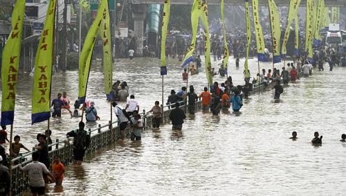 idonesia flood 2013 thousands fleed home