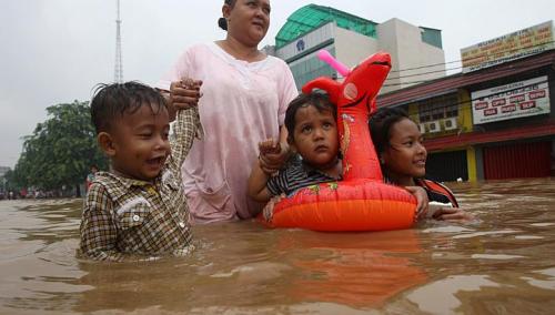 idonesia flood 2013, kids in jakarta flood, people leaving home jakarta flood