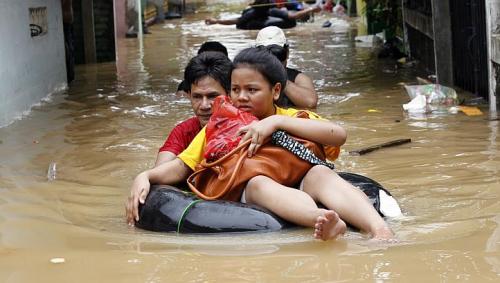 idonesia flood woman in deep water