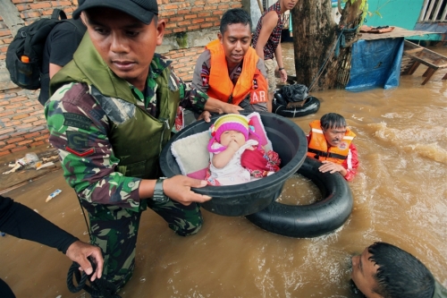 jakarta flood 2013 army rescue baby, worst flood in indonesia, flodd in jakarta indonesia