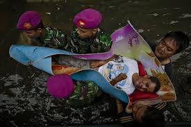 jakarta flood 2013 army rescue old man