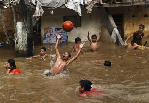 jakarta flood kids playing in water having fun, jakarta flood 2013, jakarta flood, monsoon season in jakarta, indonesia flood, kids swim in flood indonesia